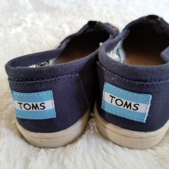 TOMS | Boy's Slippers - Picture 6 of 7